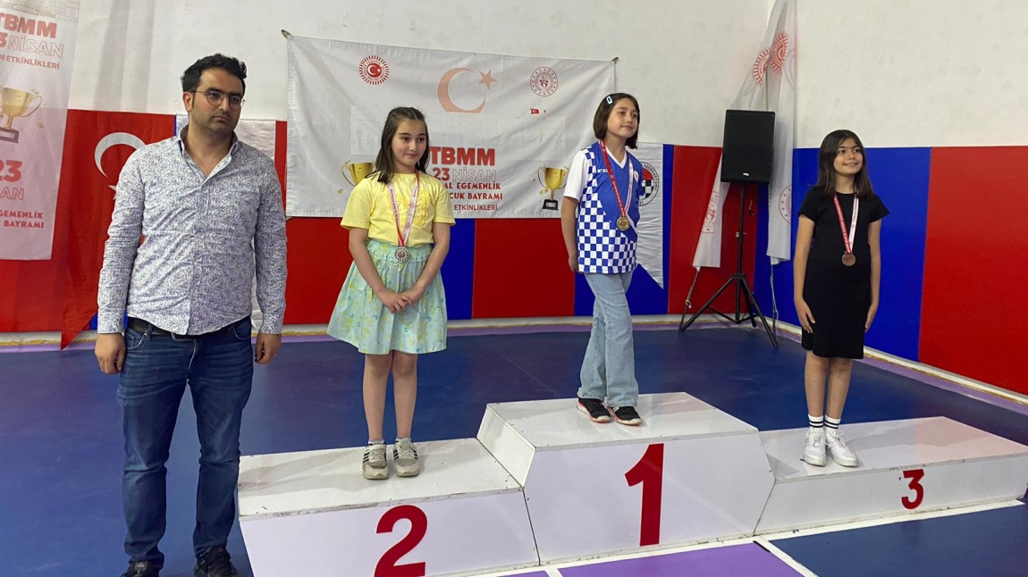 Satranç Turnuvasında Kızlarda İl Birincisi Olan Öğrencimiz Ece'yi Kutlarız
